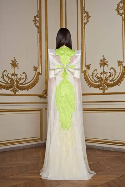Look 10